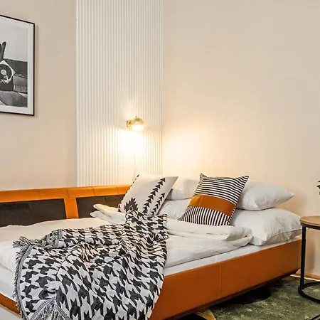 Black And White - Find Your Rhythm Budapeszt