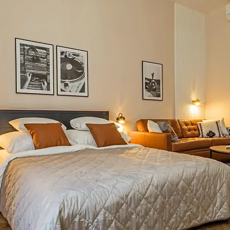 Black And White - Find Your Rhythm Apartment *